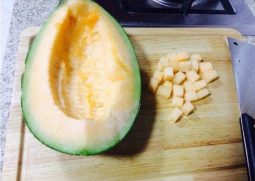 如何切哈密瓜更方便吃视频,高效切瓜技巧大揭秘