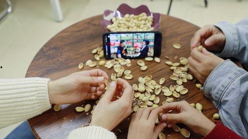 农村小孩吃瓜视频,童真瞬间引网友热议