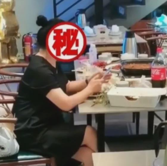 吃瓜女生在餐厅跪下视频,真相背后引人深思