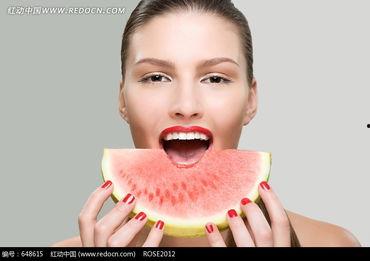 外国吃瓜美女图片视频,外国吃瓜美女的时尚瞬间