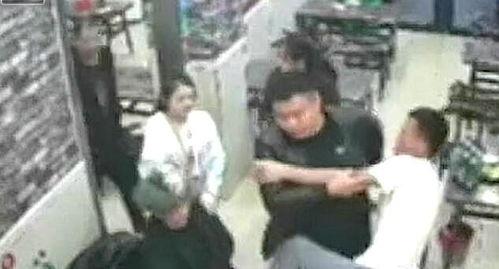 吃瓜男围观抓小三原视频,吃瓜群众围观抓小三，视频曝光惊人一幕